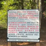 "A Igreja Católica está cheia de burros": placas polêmicas em Anápolis voltam a chamar atenção