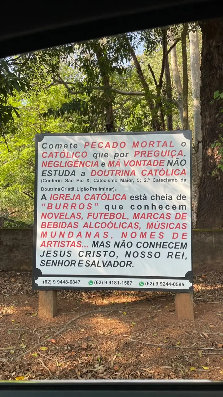 "A Igreja Católica está cheia de burros": placas polêmicas em Anápolis voltam a chamar atenção