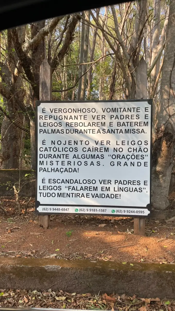 "A Igreja Católica está cheia de burros": placas polêmicas em Anápolis voltam a chamar atenção