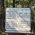 "A Igreja Católica está cheia de burros": placas polêmicas em Anápolis voltam a chamar atenção