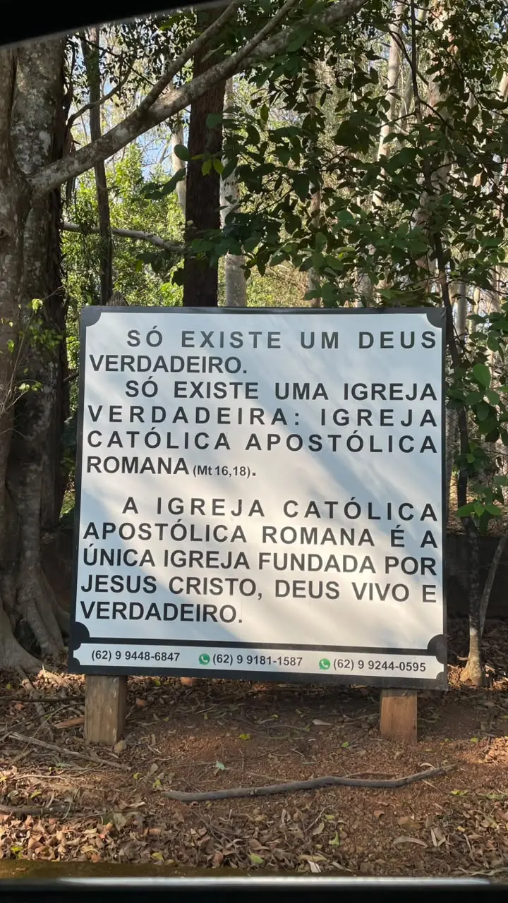 "A Igreja Católica está cheia de burros": placas polêmicas em Anápolis voltam a chamar atenção