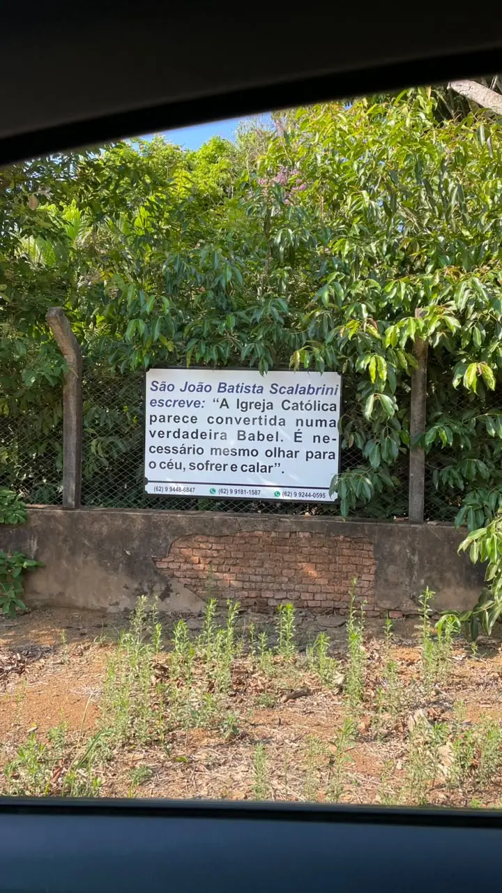 "A Igreja Católica está cheia de burros": placas polêmicas em Anápolis voltam a chamar atenção