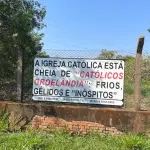"A Igreja Católica está cheia de burros": placas polêmicas em Anápolis voltam a chamar atenção