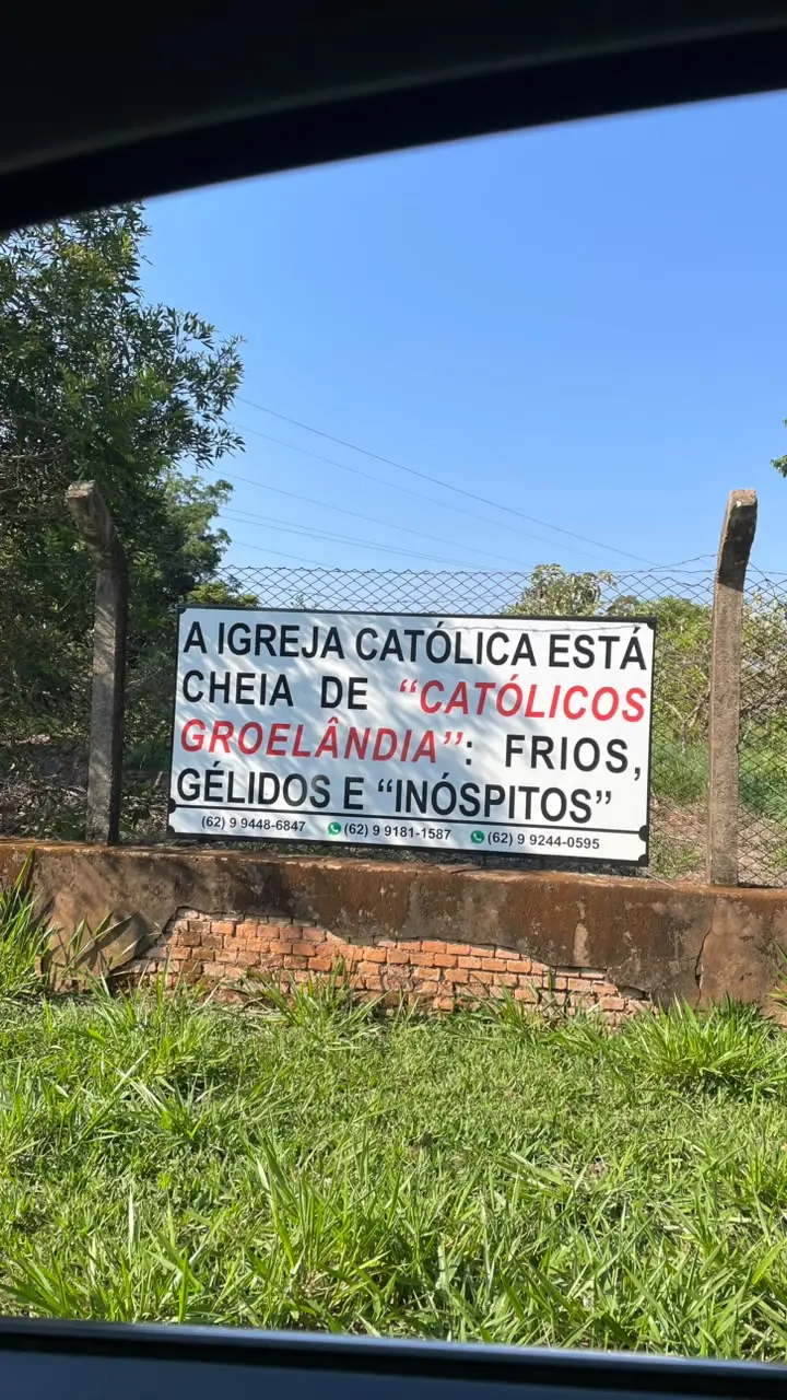 "A Igreja Católica está cheia de burros": placas polêmicas em Anápolis voltam a chamar atenção