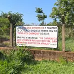 "A Igreja Católica está cheia de burros": placas polêmicas em Anápolis voltam a chamar atenção