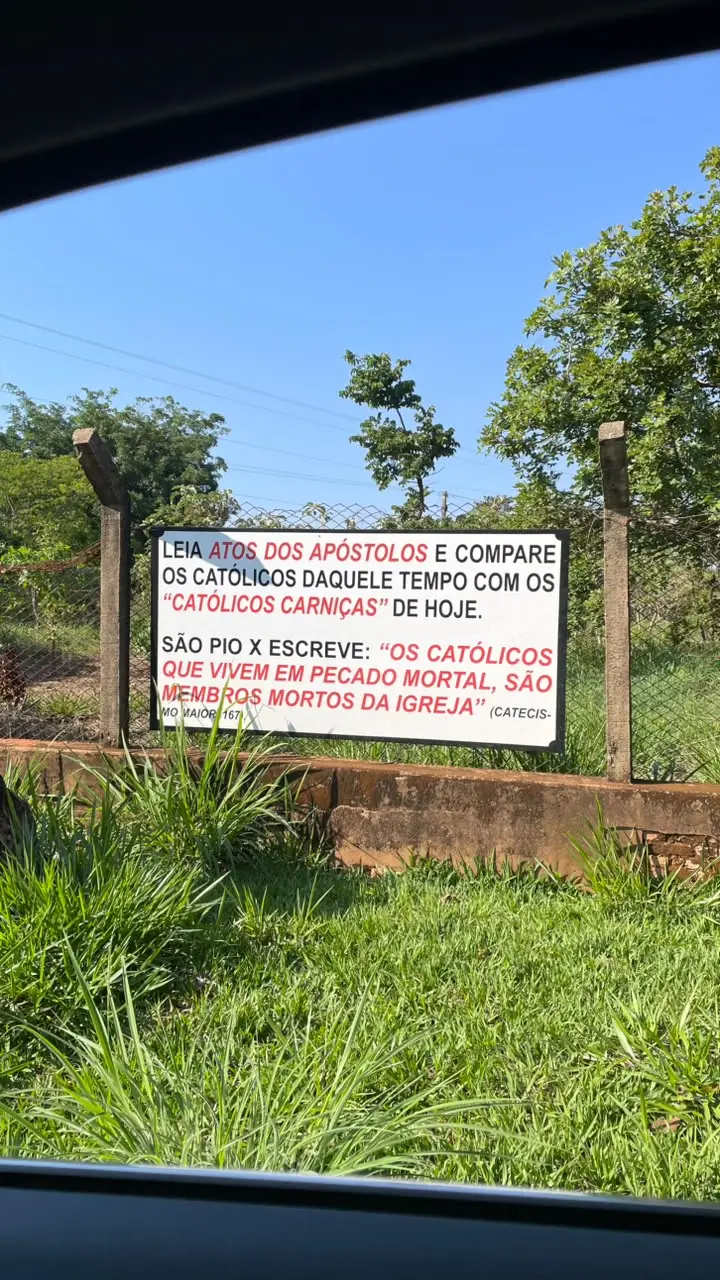 "A Igreja Católica está cheia de burros": placas polêmicas em Anápolis voltam a chamar atenção
