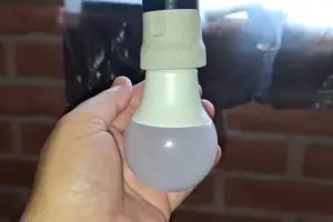 Família troca as lâmpadas antigas de casa por LED para diminuir o consumo de energia e descobre quanto a mudança pode gerar de economia ao longo do ano