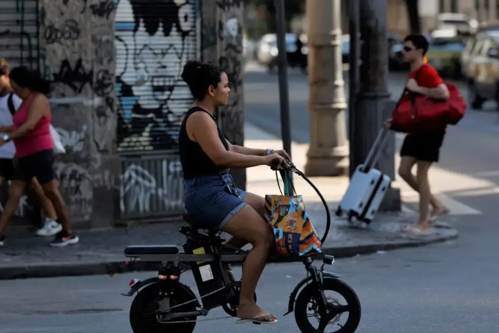 Adolescentes não poderão usar bicicletas elétricas após nova lei; entenda as regras de circulação