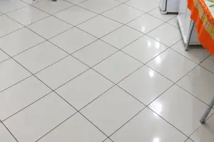 chão brilhando