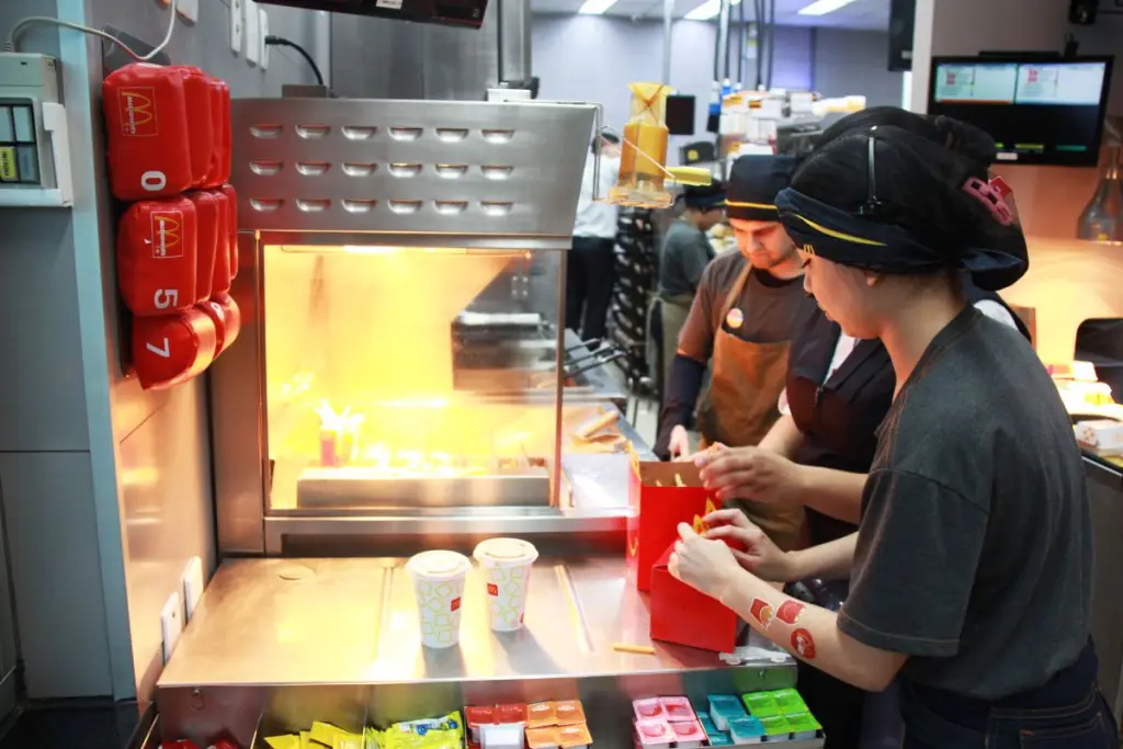 Quanto ganha quem trabalha no McDonald’s, Burger King e Bobs no Brasil, em outubro de 2026