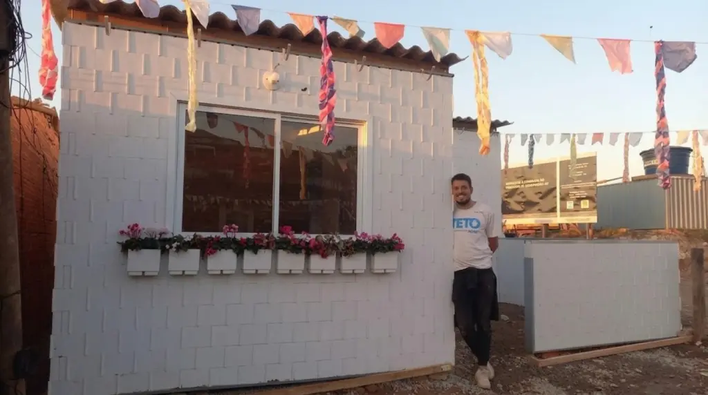 Casa feita com duas toneladas de plástico reciclado é montada em apenas 15 horas