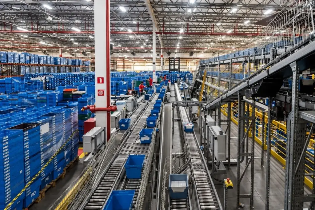Drogasil escolhe Goiás para instalar novo centro de distribuição que terá 200 robôs e mais de 500 empregos; investimento chega a R$ 150 milhões
