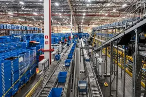 Drogasil escolhe Goiás para instalar novo centro de distribuição que terá 200 robôs e mais de 500 empregos; investimento chega a R$ 150 milhões