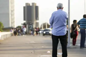 A psicologia explica que ter poucos amigos depois dos 60 anos nem sempre significa solidão ou dificuldade para fazer amizades. Diversos estudos mostram como as prioridades mudam com a idade e por que algumas pessoas passam a dar mais valor às amizades próximas