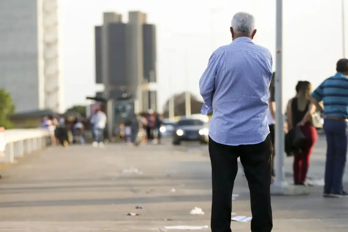 A psicologia explica que ter poucos amigos depois dos 60 anos nem sempre significa solidão ou dificuldade para fazer amizades. Diversos estudos mostram como as prioridades mudam com a idade e por que algumas pessoas passam a dar mais valor às amizades próximas