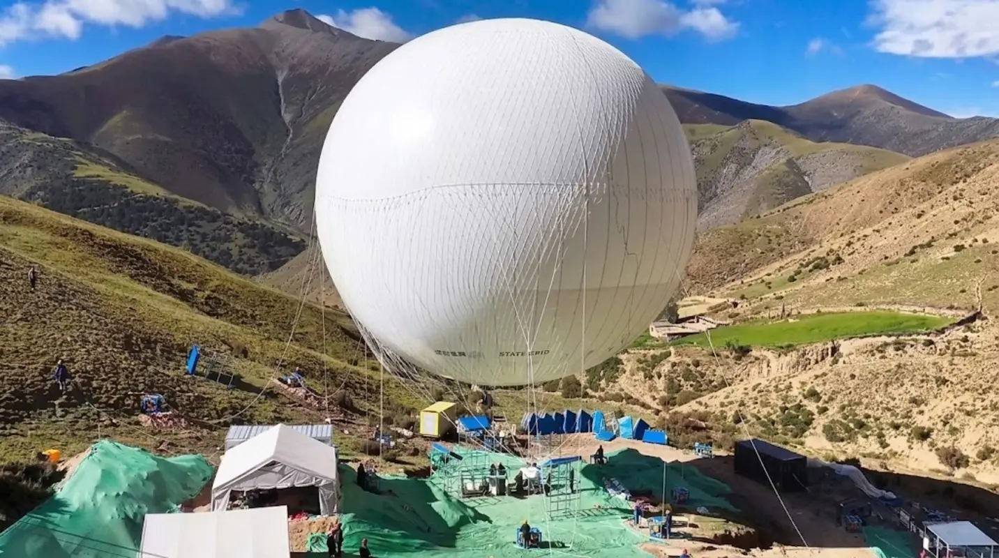 China lança balão gigante