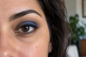 Maquiadores profissionais explicam: “O azul ajuda a destacar os olhos castanhos e deixa o olhar mais marcante”