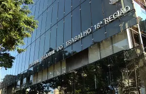 Tribunal Regional do Trabalho de Goiás autorizou bloqueios mensais nas contas de empresa após vigilante recusar imóvel oferecido como garantia de dívida. (Foto: Reprodução/TRT-GO)
