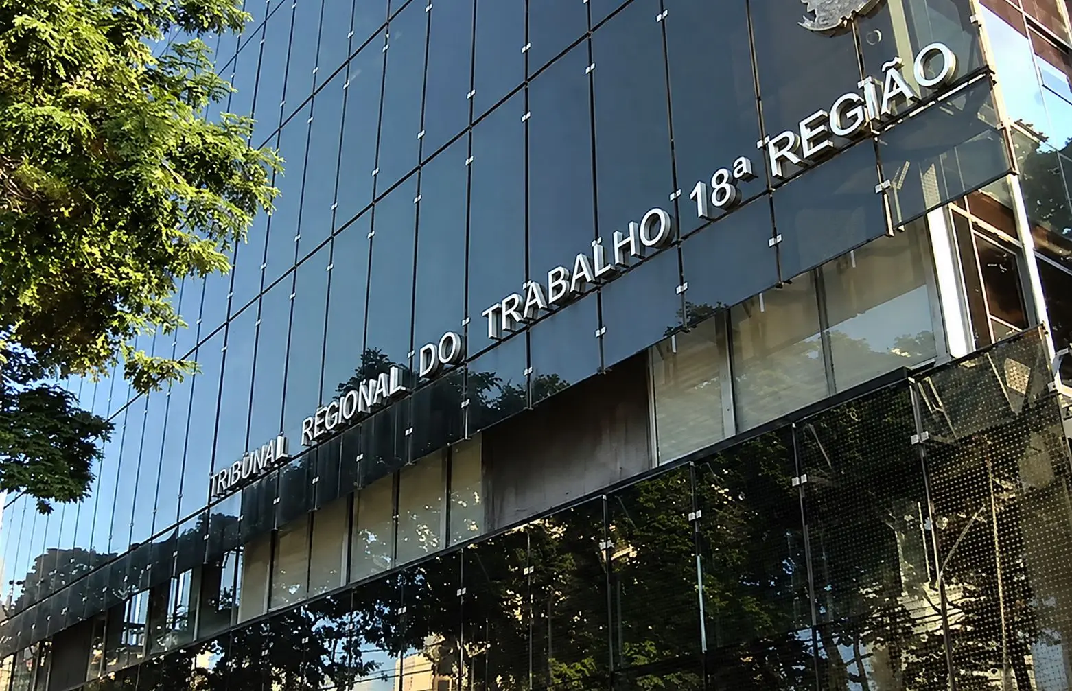 Tribunal Regional do Trabalho de Goiás autorizou bloqueios mensais nas contas de empresa após vigilante recusar imóvel oferecido como garantia de dívida. (Foto: Reprodução/TRT-GO)
