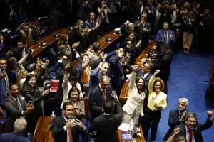 Congresso promulga PEC do fim da escala 6x1 com Lula em clima de campanha