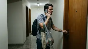 conferindo porta trancada