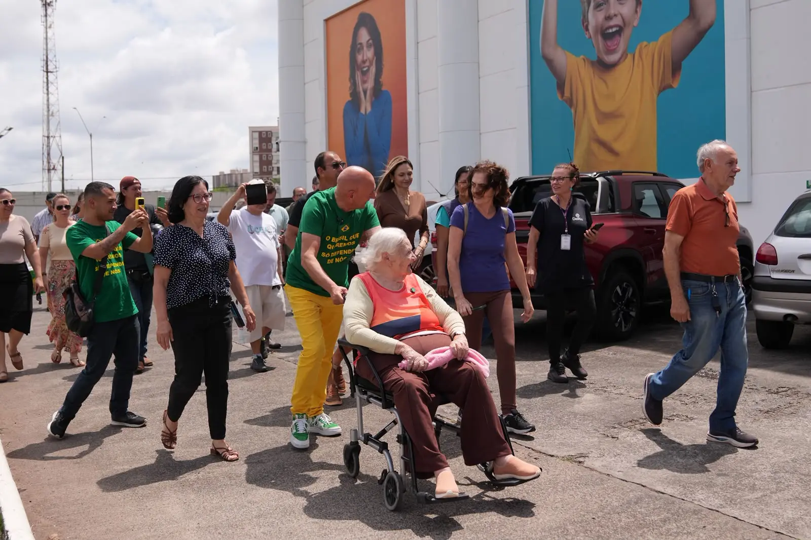 Luciano Hang, dono da Havan, se emociona com história de idosa de 82 anos e decide realizar um grande sonho dela
