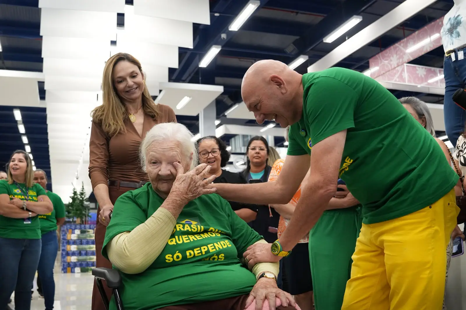 Luciano Hang, dono da Havan, se emociona com história de idosa de 82 anos e decide realizar um grande sonho dela
