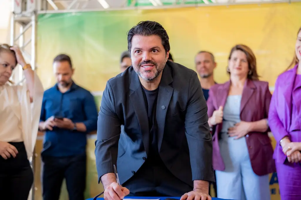 Prefeito Márcio Corrêa em ato de assinatura de ordem de serviço