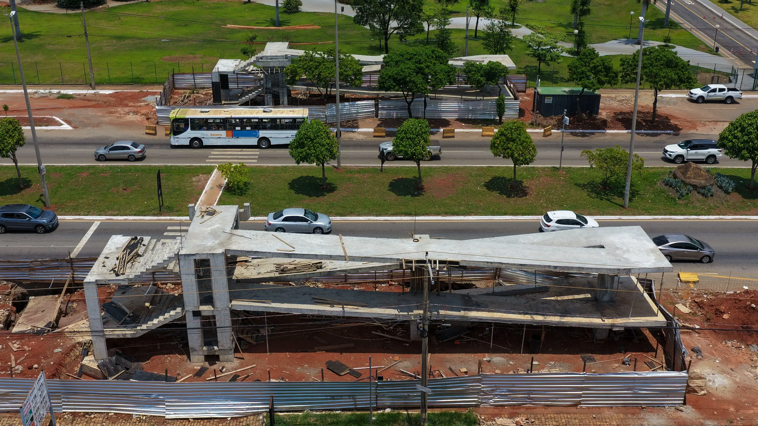 Obras miram instalação de passarela para pedestres. (Foto: Fred Augusto/ Governo de Goiás)