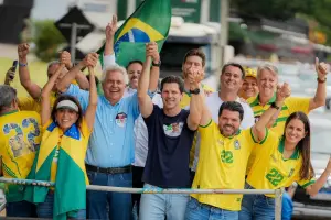 Daniel Vilela, Caiado e Márcio Corrêa se unem em carreata por Flávio Bolsonaro em Anápolis