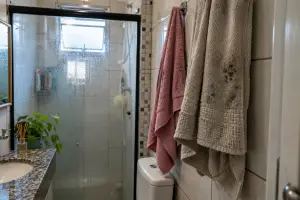 guardar toalhas úmidas dentro do banheiro