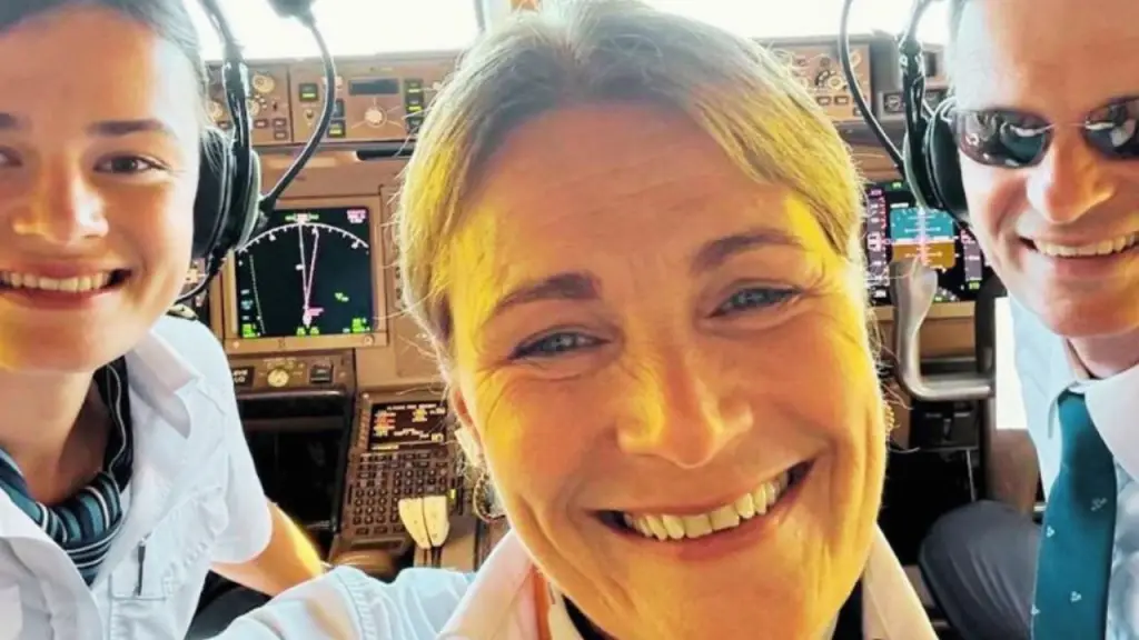 filha pilota avião ao lado do pai