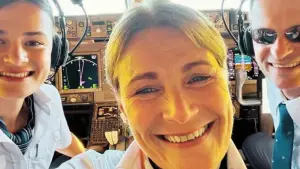 filha pilota avião ao lado do pai