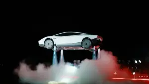 Novo Tesla Roadster utiliza propulsores de ar comprimido para saltar sobre outros veículos e realizar manobras aéreas durante apresentação nos Estados Unidos