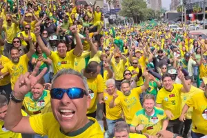 A uma semana do segundo turno, apoiadores de Flávio Bolsonaro saem às ruas em Goiânia