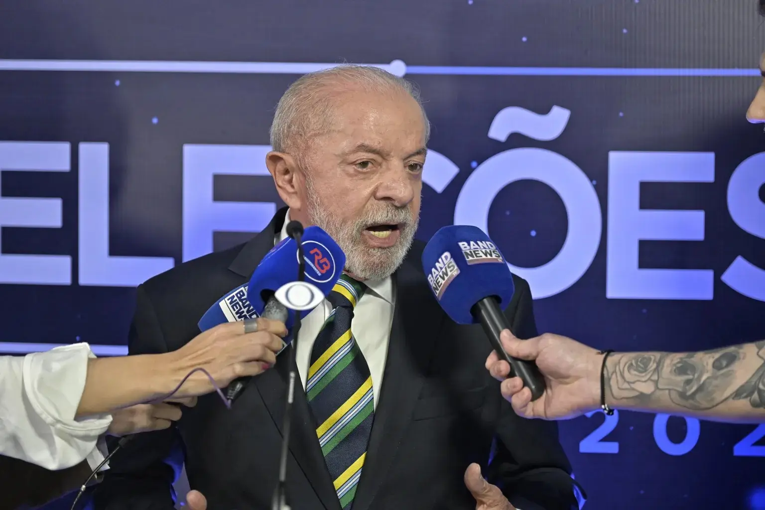 Debate na Band: Lula celebra queda do risco-Brasil e defende dinheiro na mão da população