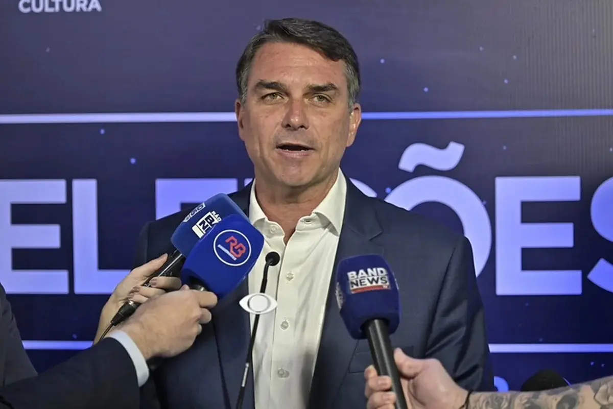 Debate na Band: Flávio Bolsonaro critica “gastança” e questiona se vida melhorou com o PT - Foto