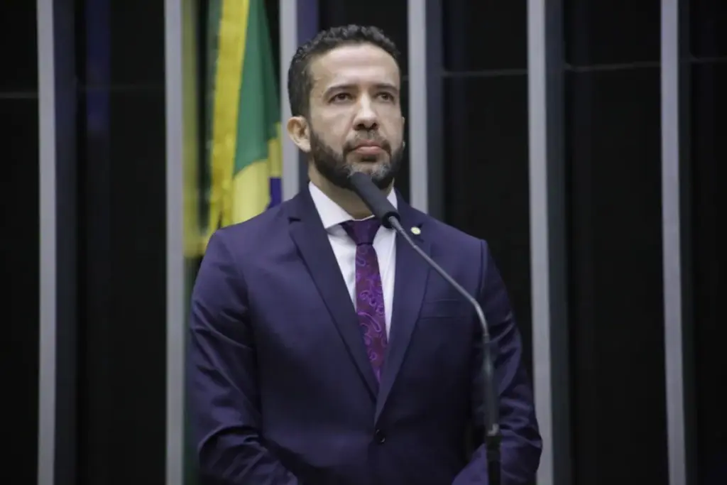 Janones é internado em UTI com arritmia cardíaca após debate entre Lula e Flávio Bolsonaro