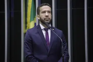 Janones é internado em UTI com arritmia cardíaca após debate entre Lula e Flávio Bolsonaro