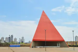 Pirâmide vermelha de 39 metros chama atenção em Goiânia mas é completamente oca por dentro