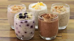 Mistura de aveia, chia, iogurte e frutas pode ser preparada na noite anterior e consumida no café da manhã