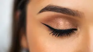 Delineado fino e levemente levantado no canto externo ajuda a criar uma maquiagem mais delicada e iluminada