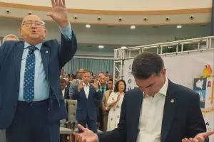 Maiores Assembleias de Deus explicitam apoio a Flávio Bolsonaro, e Universal permanece neutra