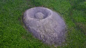 Cratera de Patom, na Sibéria, possui aproximadamente 40 metros de altura e uma formação circular de calcário