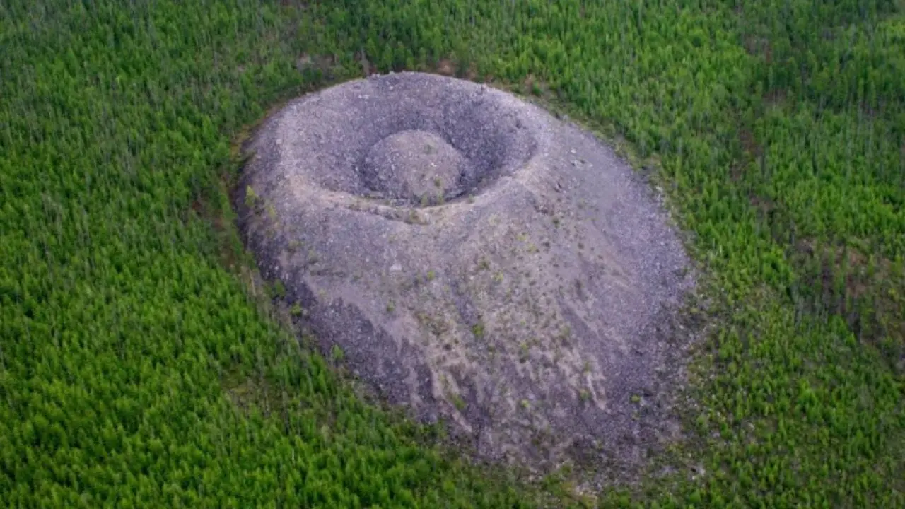 Cratera de Patom, na Sibéria, possui aproximadamente 40 metros de altura e uma formação circular de calcário