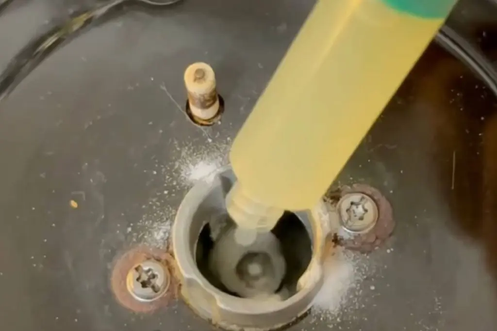 Técnico experiente ensina a desentupir a boca do fogão usando dois ingredientes simples e baratos que quase todo mundo tem em casa, sem precisar pagar assistência