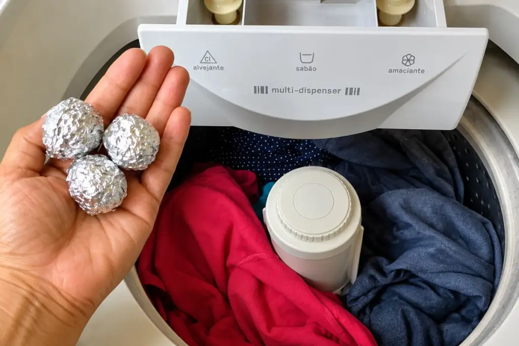 bolas de papel-alumínio na máquina de lavar roupas