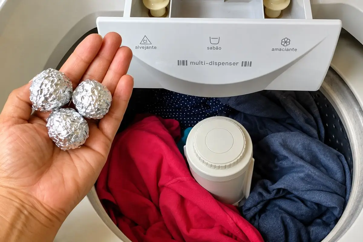 bolas de papel-alumínio na máquina de lavar roupas