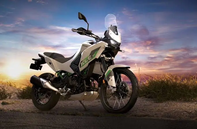 Rodas raiadas da KLE 500 SE Smartride permitem utilizar pneus sem câmara, mantendo a configuração aventureira
