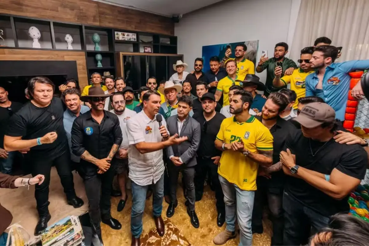 De Gusttavo Lima a Murilo Huff: veja quais cantores sertanejos se reuniram com Flávio Bolsonaro em Goiás